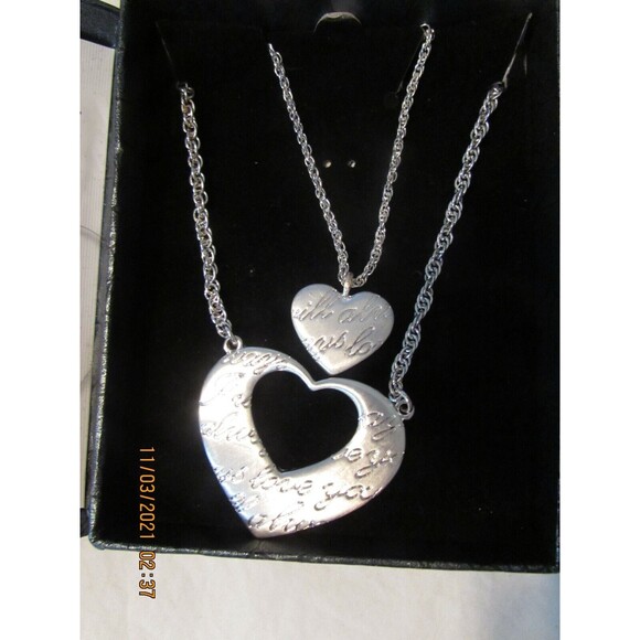 MOTHER / DAUGHTER PENDANTS NECKLACES SET OF 2 MOM AND DAUGHTER NEW IN BOX - Picture 1 of 4